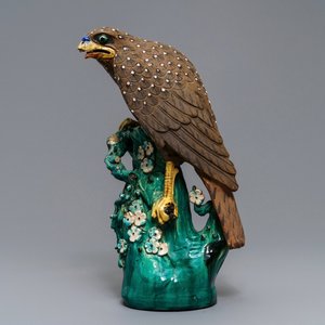 A large Chinese stoneware model of a hawk, 18/19th C. — 照片 1