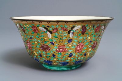 A large Chinese Thai market Bencharong bowl, 19th C.