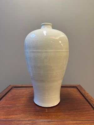 A large Chinese tianbai-type 'meiping' vase with floral anhua design, Ming, 15th C. — photo 1