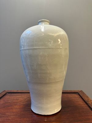 A large Chinese tianbai-type 'meiping' vase with floral anhua design, Ming, 15th C. — photo 2