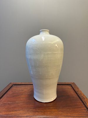 A large Chinese tianbai-type 'meiping' vase with floral anhua design, Ming, 15th C. — photo 3