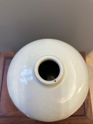 A large Chinese tianbai-type 'meiping' vase with floral anhua design, Ming, 15th C. — photo 4