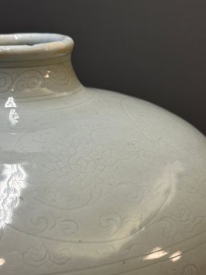 A large Chinese tianbai-type 'meiping' vase with floral anhua design, Ming, 15th C. — photo 5