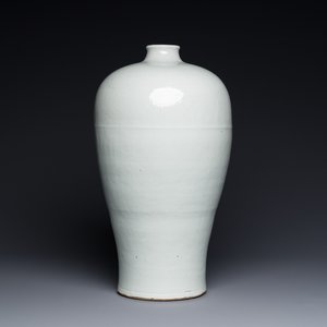 A large Chinese tianbai-type 'meiping' vase with floral anhua design, Ming, 15th C. — photo 1