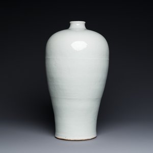 A large Chinese tianbai-type 'meiping' vase with floral anhua design, Ming, 15th C. — photo 2