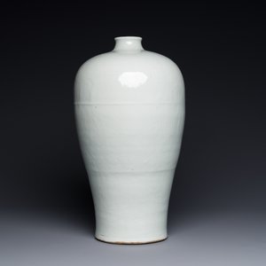 A large Chinese tianbai-type 'meiping' vase with floral anhua design, Ming, 15th C. — photo 4