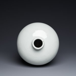 A large Chinese tianbai-type 'meiping' vase with floral anhua design, Ming, 15th C. — photo 5