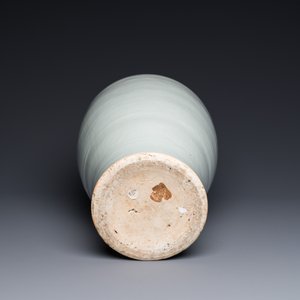 A large Chinese tianbai-type 'meiping' vase with floral anhua design, Ming, 15th C. — photo 6
