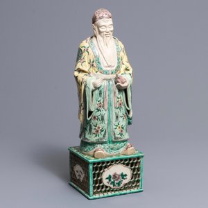 A large Chinese verte biscuit figure of an immortal on reticulated stand, Kangxi — 照片 1