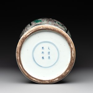 A large Chinese verte biscuit vase with narrative design, Kangxi mark, 19th C. — photo 7