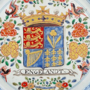 A large Chinese verte-Imari dish with the arms of England, Kangxi, ca. 1710-20 — photo 2