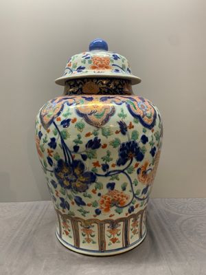 A large Chinese verte-Imari 'peony scroll' vase and cover, Kangxi — photo 1