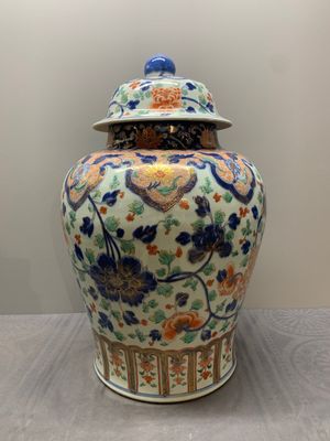 A large Chinese verte-Imari 'peony scroll' vase and cover, Kangxi — photo 3