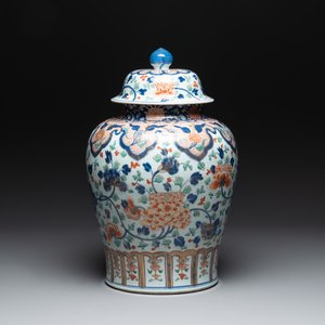 A large Chinese verte-Imari 'peony scroll' vase and cover, Kangxi — photo 1