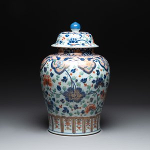 A large Chinese verte-Imari 'peony scroll' vase and cover, Kangxi — photo 2