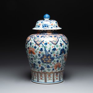 A large Chinese verte-Imari 'peony scroll' vase and cover, Kangxi — photo 4