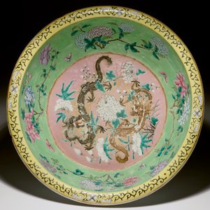 A large Chinese water jug and basin with black dragons on a lime green ground, 19th C. — photo 2