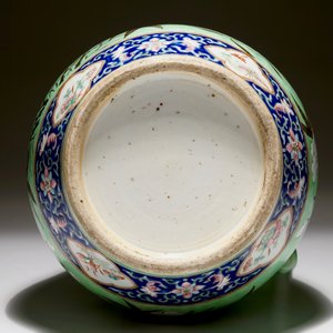 A large Chinese water jug and basin with black dragons on a lime green ground, 19th C. — photo 9