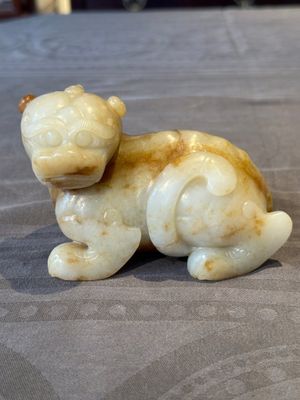 A large Chinese white and russet jade sculpture of a mythical beast, 17/18th C. — foto 1