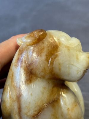 A large Chinese white and russet jade sculpture of a mythical beast, 17/18th C. — foto 11