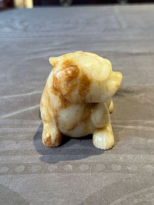 A large Chinese white and russet jade sculpture of a mythical beast, 17/18th C. — foto 2