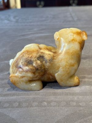 A large Chinese white and russet jade sculpture of a mythical beast, 17/18th C. — foto 3