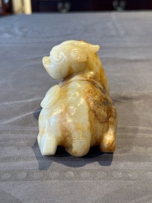 A large Chinese white and russet jade sculpture of a mythical beast, 17/18th C. — foto 4