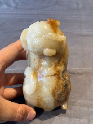 A large Chinese white and russet jade sculpture of a mythical beast, 17/18th C. — foto 5