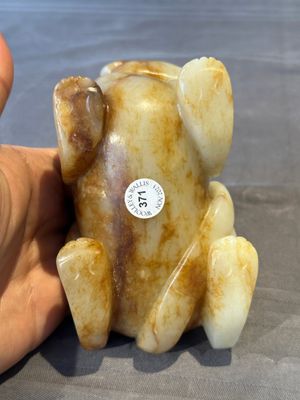 A large Chinese white and russet jade sculpture of a mythical beast, 17/18th C. — foto 6