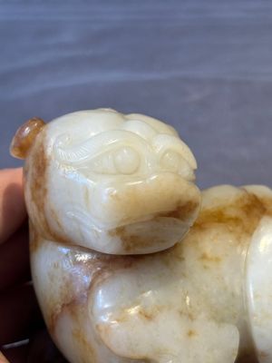 A large Chinese white and russet jade sculpture of a mythical beast, 17/18th C. — foto 7