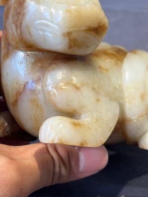 A large Chinese white and russet jade sculpture of a mythical beast, 17/18th C. — foto 8