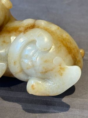 A large Chinese white and russet jade sculpture of a mythical beast, 17/18th C. — foto 9