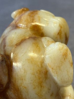 A large Chinese white and russet jade sculpture of a mythical beast, 17/18th C. — foto 10