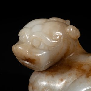A large Chinese white and russet jade sculpture of a mythical beast, 17/18th C. — foto 3