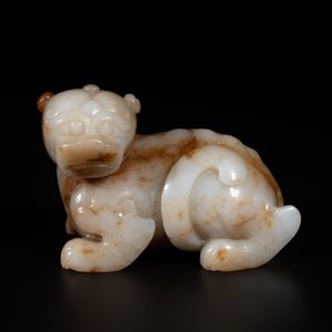 A large Chinese white and russet jade sculpture of a mythical beast, 17/18th C. — foto 4