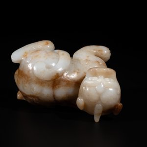 A large Chinese white and russet jade sculpture of a mythical beast, 17/18th C. — foto 8