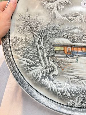 A large Chinese 'winter landscape' dish in the style of He Xuren 何許人, signed Rao Yongchang 饒永昌, dated 1902 — photo 2
