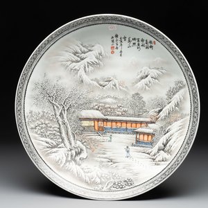 A large Chinese 'winter landscape' dish in the style of He Xuren 何許人, signed Rao Yongchang 饒永昌, dated 1902 — photo 1