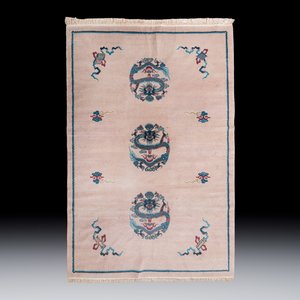 A large Chinese woollen pink-ground 'Dragon' carpet — foto 1