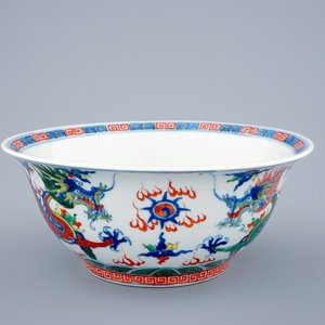 A large Chinese wucai bowl with fighting dragons, 19th C. — photo 1