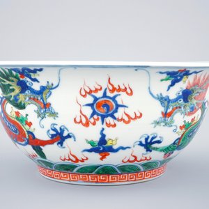 A large Chinese wucai bowl with fighting dragons, 19th C. — photo 3