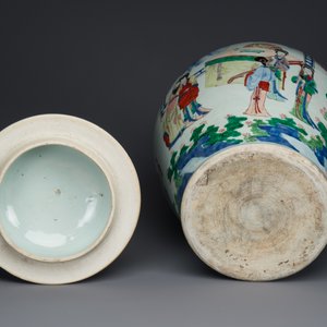 A large Chinese wucai 'Guo Ziyi's birthday' vase and cover, Transitional period — photo 6