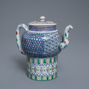 A large Chinese wucai teapot and cover, Transitional period or Kangxi — 照片 1