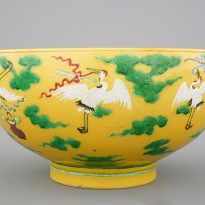 A large Chinese yellow ground bowl with cranes, 19/20th C. — photo 4