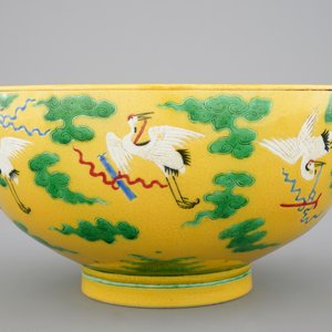 A large Chinese yellow ground bowl with cranes, 19/20th C. — photo 5