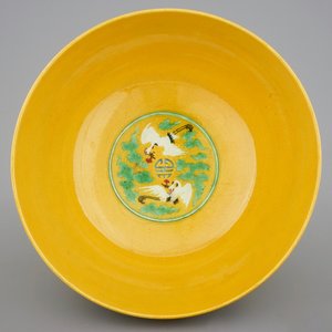 A large Chinese yellow ground bowl with cranes, 19/20th C. — photo 6