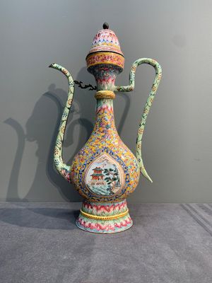 A large Chinese yellow-ground Canton enamel ewer and cover, Qianlong — photo 1