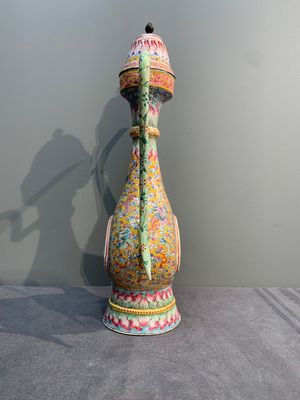 A large Chinese yellow-ground Canton enamel ewer and cover, Qianlong — photo 2
