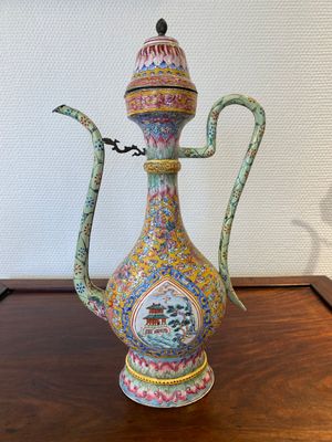 A large Chinese yellow-ground Canton enamel ewer and cover, Qianlong — 照片 3