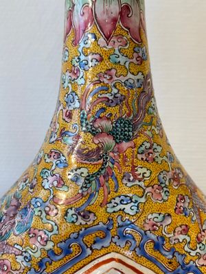 A large Chinese yellow-ground Canton enamel ewer and cover, Qianlong — 照片 8
